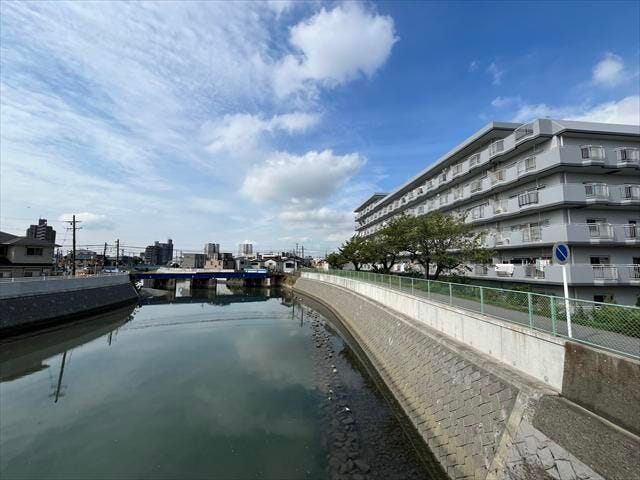 師長小橋からの眺望です。水辺を望む、穏やかで開放感のあるロケーション。遮る建物が少なく、すっきりとした眺めが魅力です。