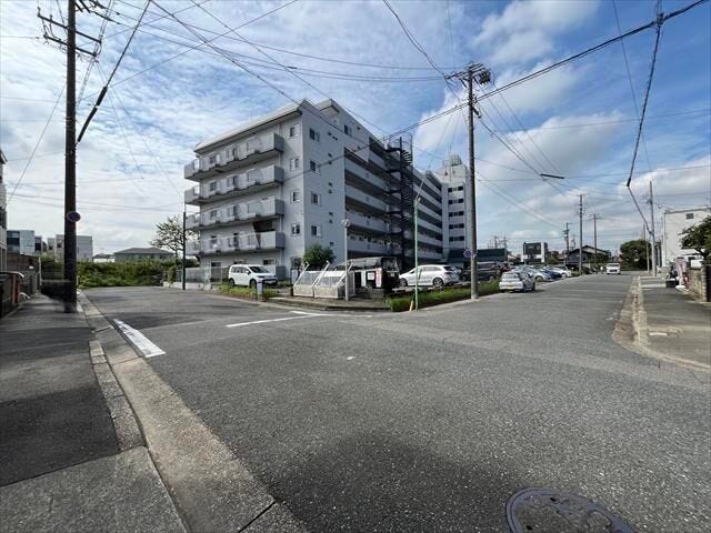マンション北東角地に面する前面道路です。東側前面道路から、山崎川沿いへ繋がります。