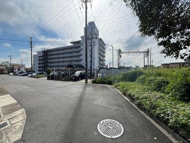 マンション北側前面道路です。西側は、名鉄名古屋本線が通ります。