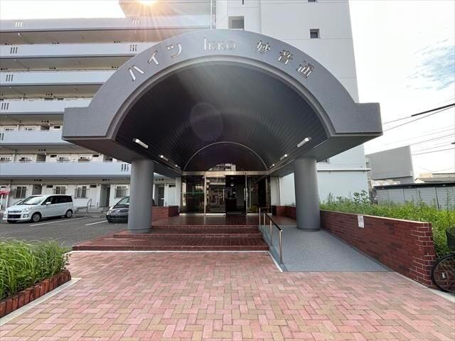 マンション北側エントランスです。広々としたエントランススペースは、訪れる人々を温かく迎えます。