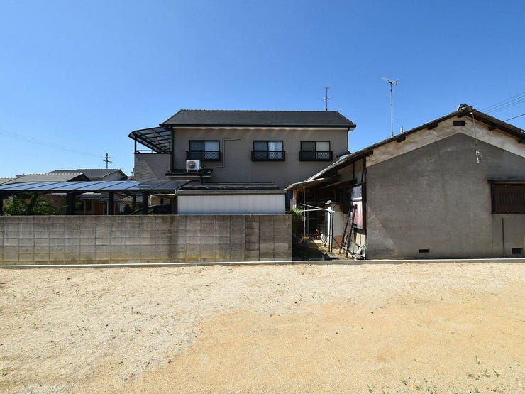 敷地内を東側より撮影
