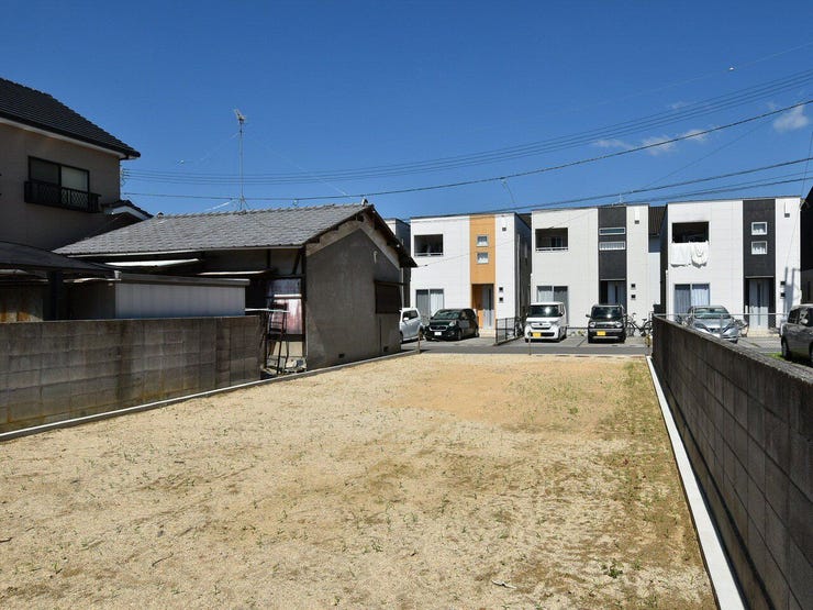 敷地内を南東側より撮影