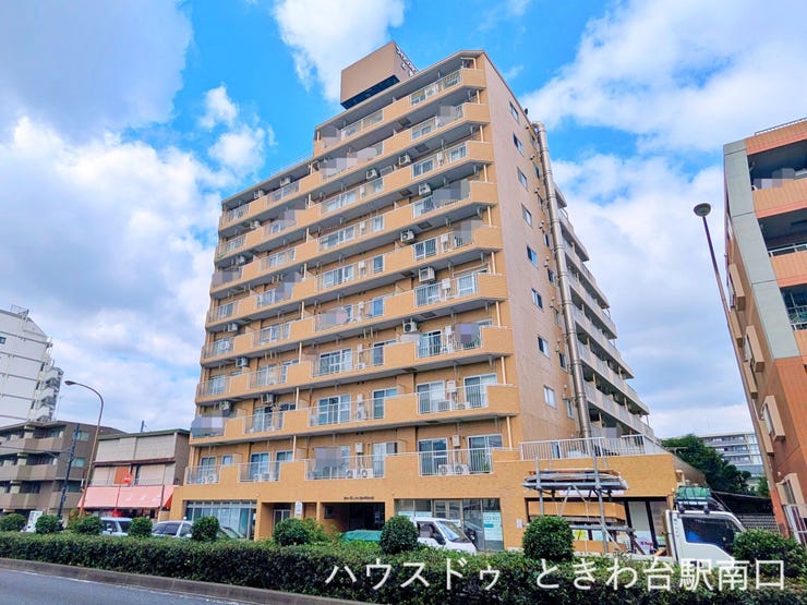 【外観】
東武東上線「上板橋」駅南口より徒歩8分。落ち着きあるブラウンタイル貼りのSRC造地上10階建て、総戸数92戸の堂々たる外観です。新耐震基準に適合し、2025年1月に大規模修繕工事を実施済みです。