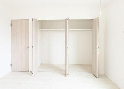 寝室クローゼットは収納力大!寝室がすっきり片付き、毎日の準備も時短に。※施工事例