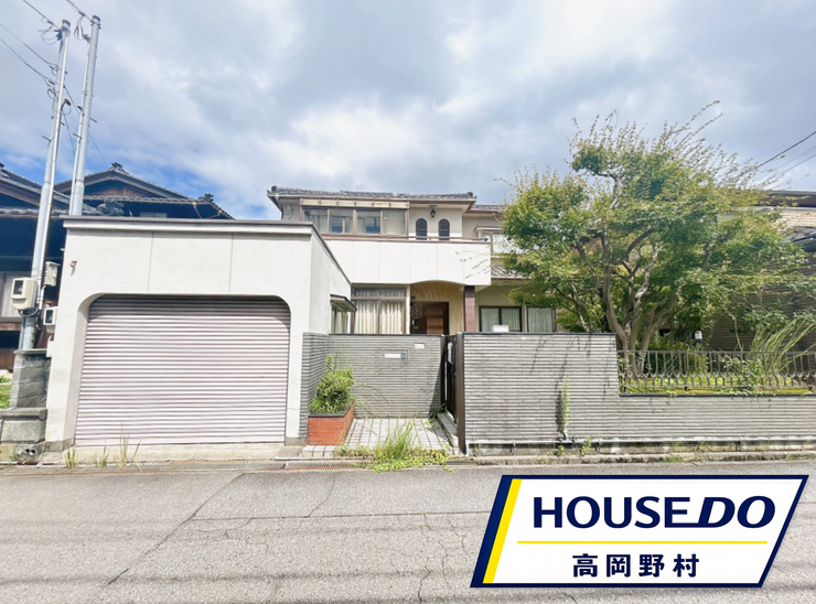 【外観】
84坪の敷地には庭と車庫・物置もあり、住まいの内外にゆとりがあります。
10月1日以降は、リフォーム住宅として販売予定です。