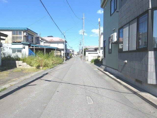 前面道路です。約140m直進で金沢小学校通りに出られます。