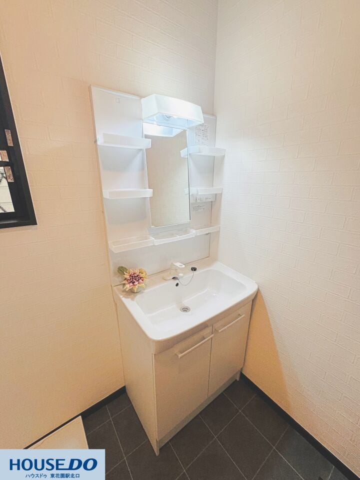 三面鏡裏や足元にしっかり収納を備えた使いやすい洗面化粧台!身支度に必要な小物をすっきり整理整頓でき、朝の準備もスムーズに行えます♪
