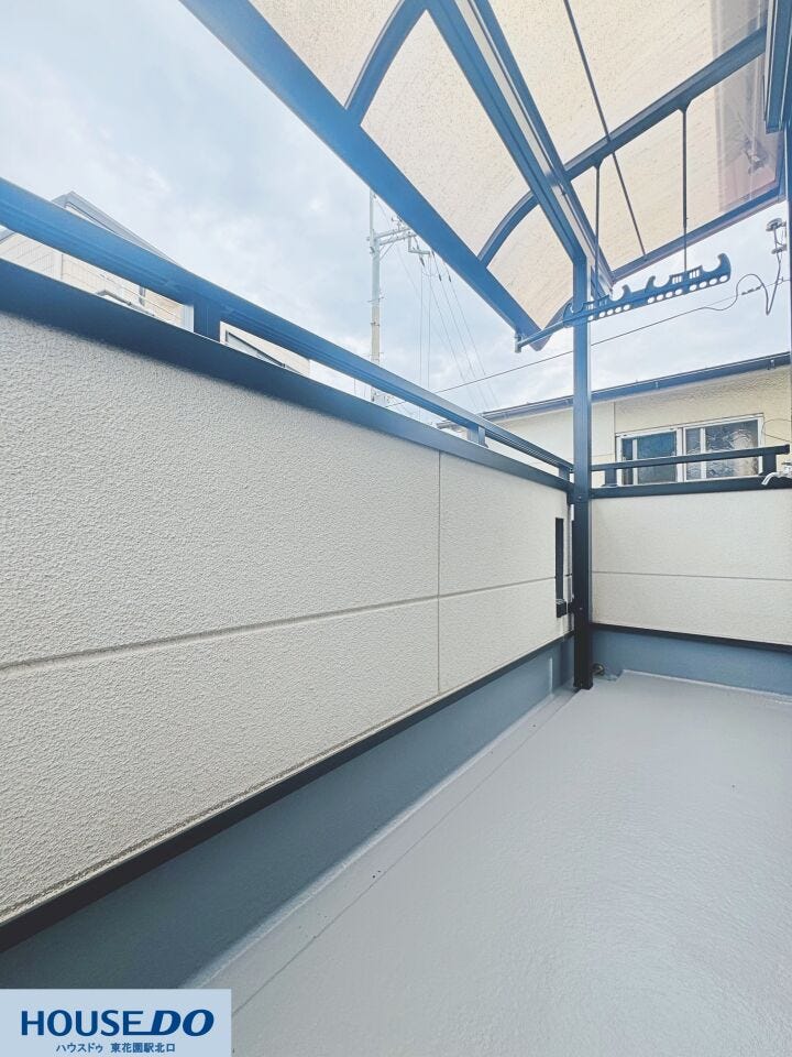 屋根付きで急な雨でも安心なバルコニー!屋根には物干し金物が設置されており、洗濯物をスムーズに干すことができます♪