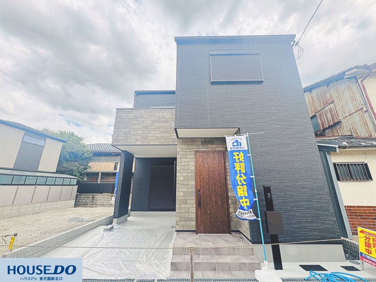【外観】
質感の異なる外壁を組み合わせた立体感のある建物デザイン!前面スペースは風通しも良く、爽やかな光を感じられる設計です☆