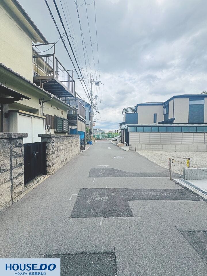落ち着いた住宅街に位置する見通しの良い前面道路!平坦で歩きやすく、毎日の通勤や通学、お散歩も快適に移動できます♪