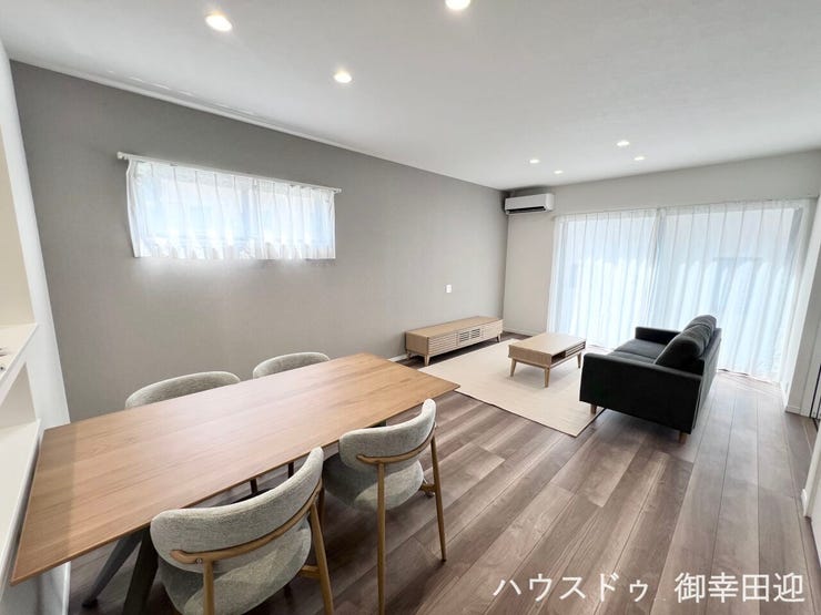 ■安らぎと笑顔の中心地■陽光が優しく降り注ぎ、会話が自然と弾む。ここでは、毎日が特別な時間へと変わります。