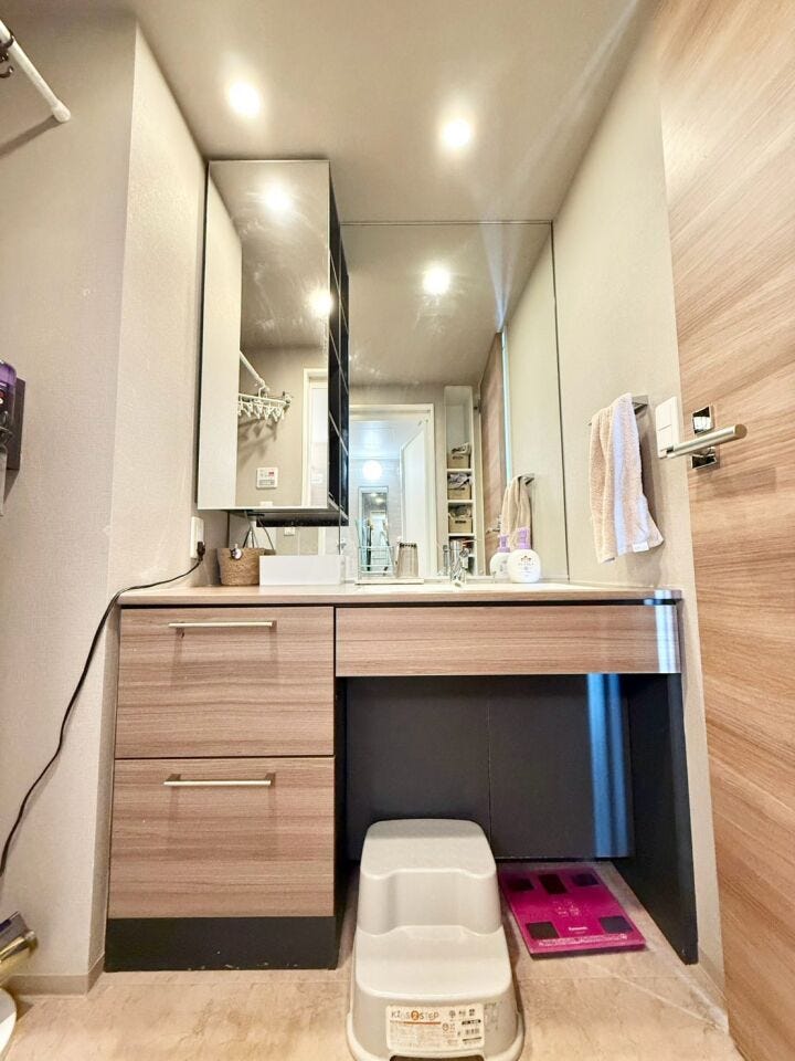 大きな鏡で身だしなみを整えられる