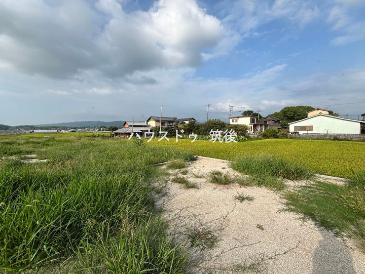 敷地周辺には田畑が広がり、のどかで落ち着いた雰囲気の住環境です。