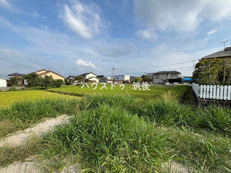 周囲に高い建物が少なく、開放感を感じられる分譲地です。