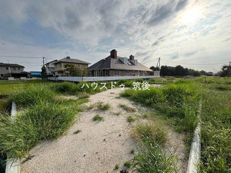 分譲地周辺の様子です。住宅と田畑が混在した穏やかな環境が広がっています。