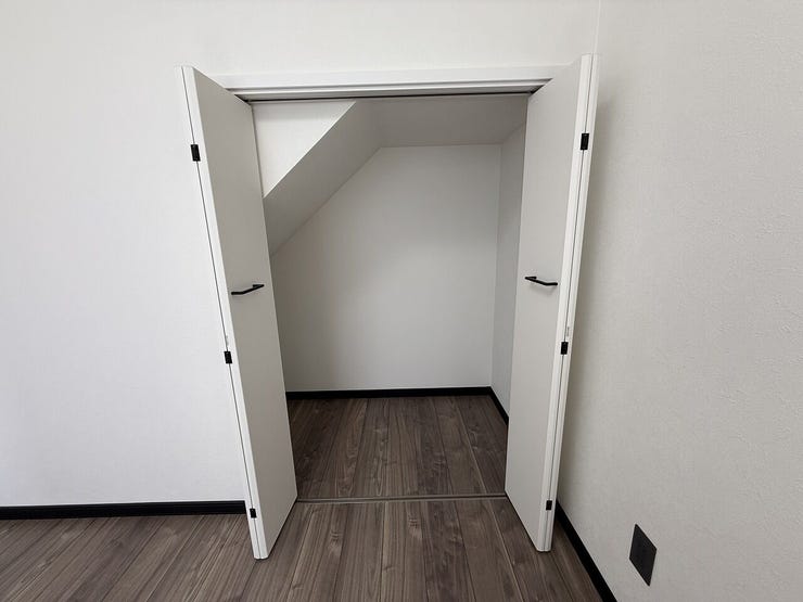 収納を備えており、衣類や荷物などをすっきり整理できます♪