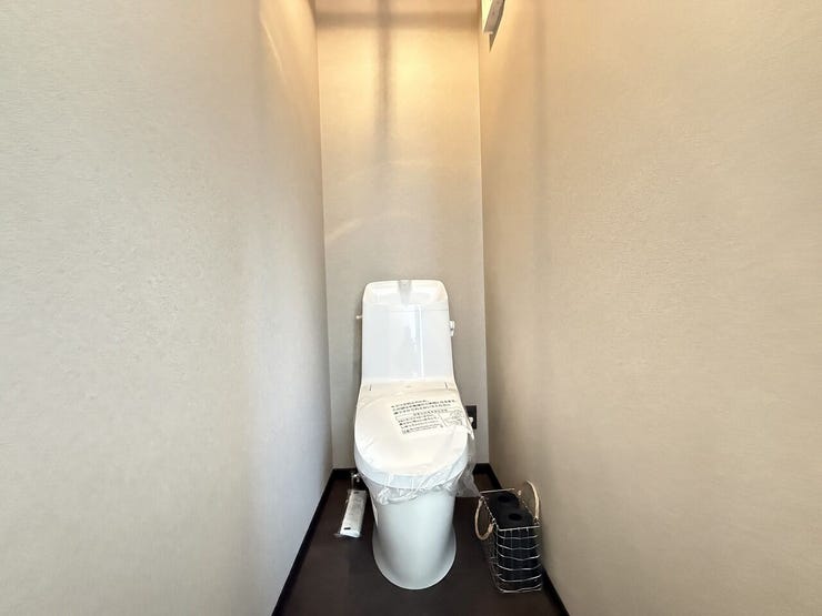 温水洗浄便座付きで、快適に使用できるトイレです♪