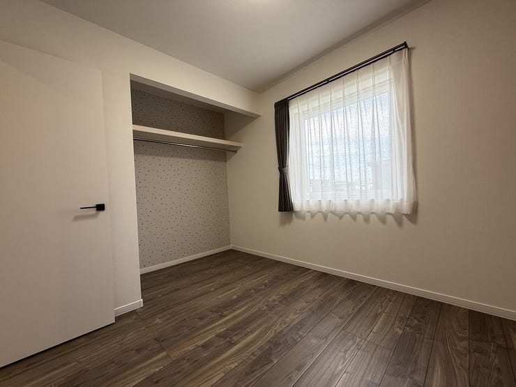 木目調のフローリングとアクセントクロスが調和した、おしゃれな雰囲気のお部屋です♪