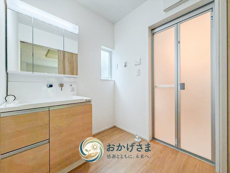 【洗面室】
木目調扉の洗面化粧台が馴染む明るい脱衣室。小窓からの採光・換気が可能で毎日快適に身支度できます。