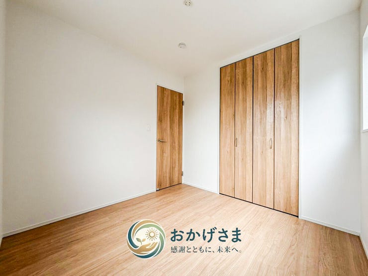 【洋室】
明るい木目のフローリングが魅力の居室。大型の折れ戸付きクローゼットを備えており、お部屋を広くスッキリ保てます。