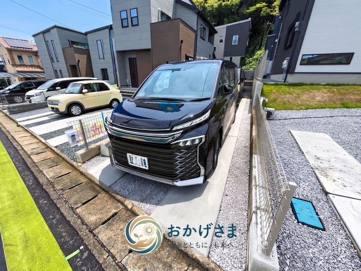 【カースペース】
敷地内にゆとりを持って駐車できるスペース。前面道路からの出し入れもスムーズで日々の運転も安心です。