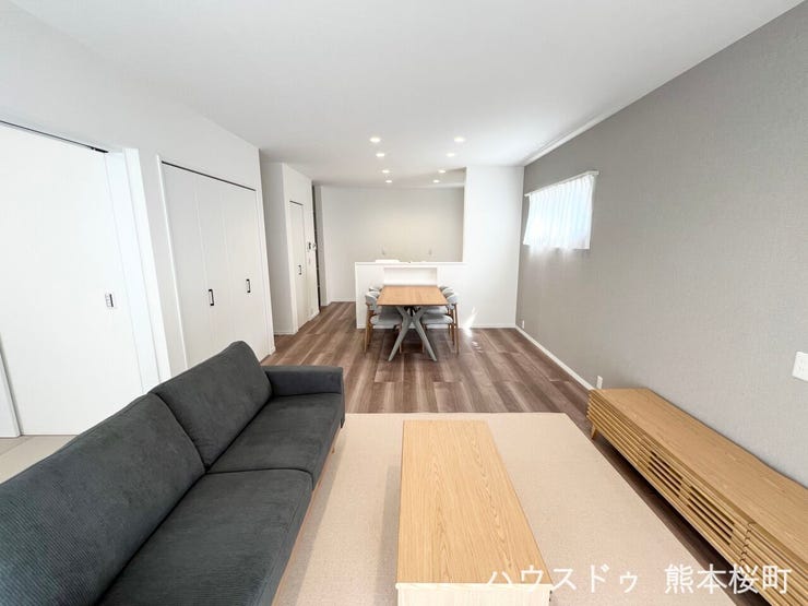 ■安らぎと笑顔の中心地■陽光が優しく降り注ぎ、会話が自然と弾む。ここでは、毎日が特別な時間へと変わります。