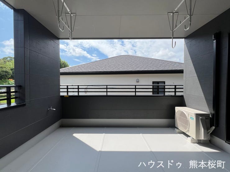■空の下の開放的な特等席■日光浴や読書、外の空気を感じながらリフレッシュ。暮らしを豊かにする、もう一つの心地よい空間です。