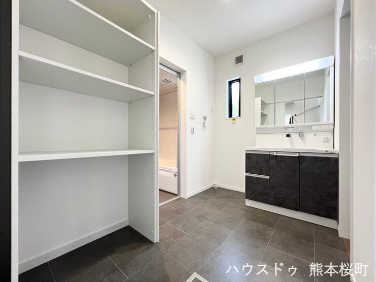 ■清々しいリフレッシュ空間■自分を磨き、気持ちを切り替える。心地よい光が差し込むプライベートスペース。