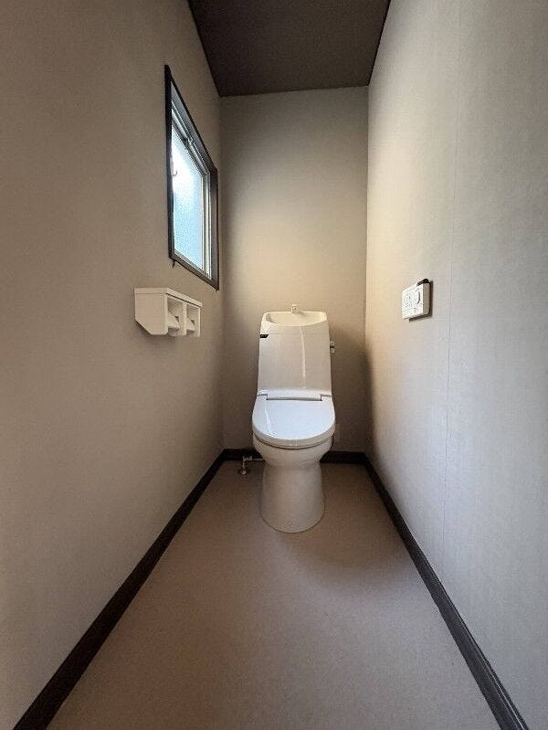 奥行のあるトイレとなっております。