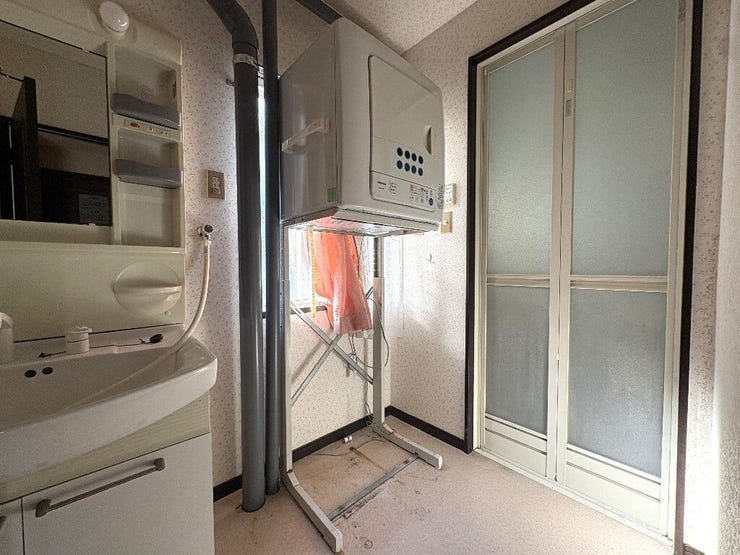 脱衣所になります。配管は2階洗面台とトイレの配管になります。