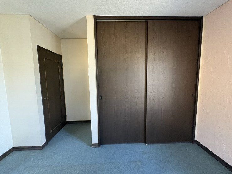 大きな収納がついております。