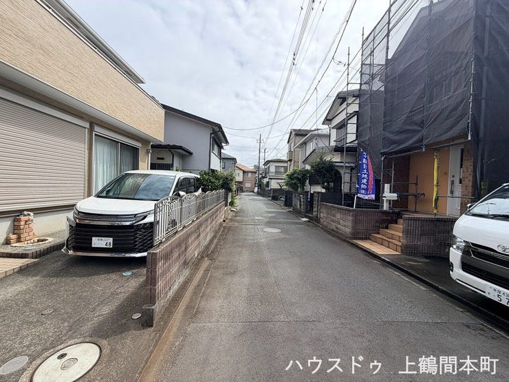 街並みに調和した前面道路が、住まいの印象をより上品に引き立てます。