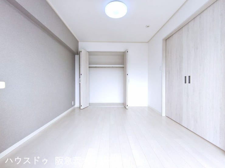 バルコニー側 6.0帖の洋室