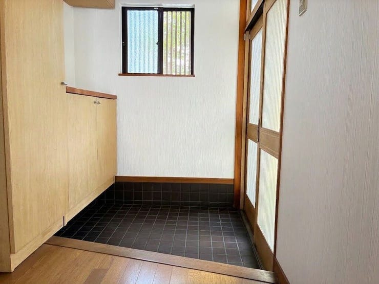 住まいの第一印象を彩る玄関♪明るく気持ちの良い空間です
※居住中のため、掲載画像はAI加工により家具等を消去しています