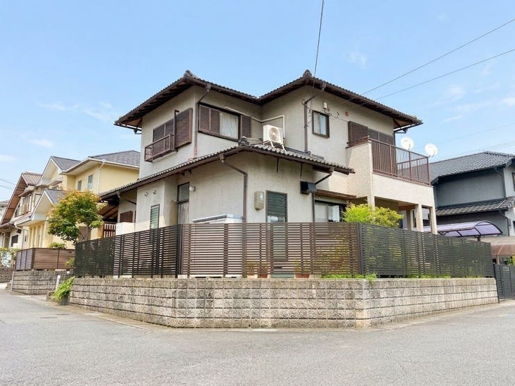 【東急ホーム施工・丁寧な維持管理】
積水軽量瓦への葺き替えや外壁塗装、2025年交換済みの外構フェンスなどメンテナンスが行き届いた高品質住宅。耐震強化済みで安心して永く暮らせる一邸です。
