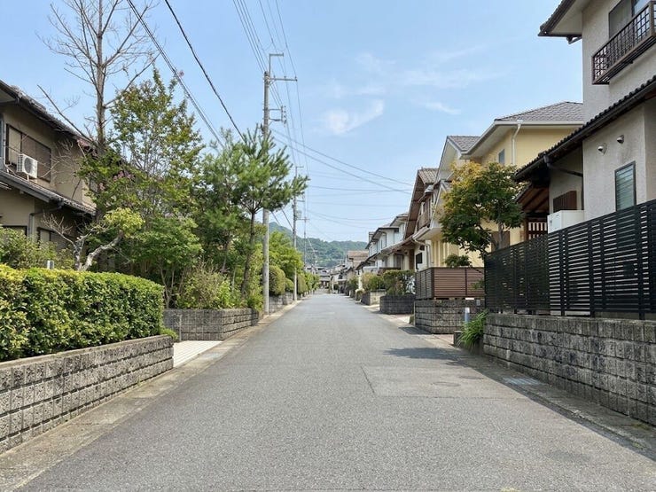 【ゆとりある道路幅で運転もラクラク】
見通しが良く、車のすれ違いや庫出入れもスムーズに行える前面道路。大きなファミリーカーやマイカー通勤の方でも、毎日ストレスなく快適に運転できます。