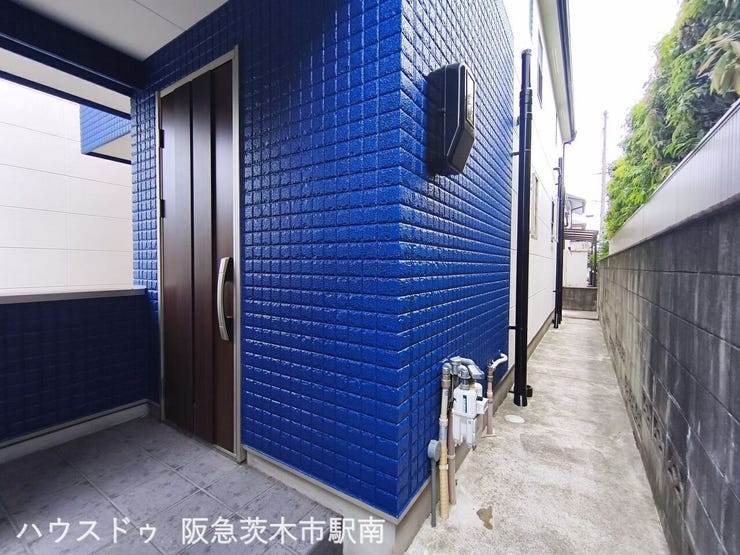 表玄関、キーレスドアを使用。
通路は台所の勝手口まで通じています。