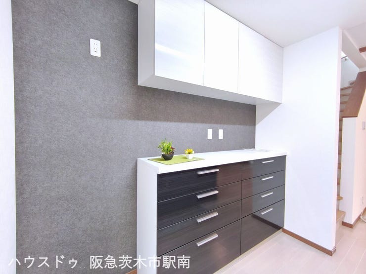 大容量のカップボードで収納たっぷり