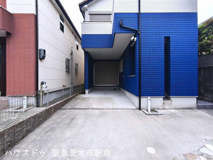 普通車と小型車もしくは軽四の2台駐車可