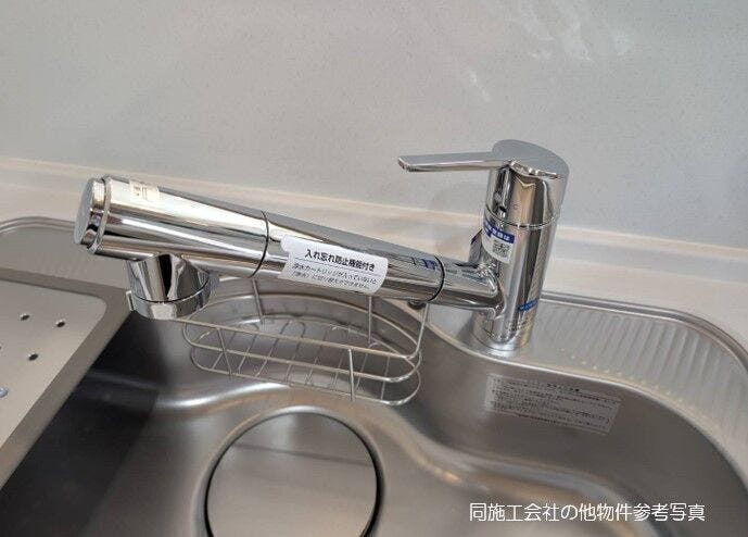 浄水機能付き水栓(※参考写真)
浄水器一体型のキッチン水栓を採用。すっきりとしたデザインで、毎日の料理や水仕事にも便利です