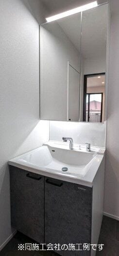 洗面台(※参考写真)
フラットカウンターでお手入れも簡単♪下部は引き出し府右脳と扉収納があり、小物もすっきり収納できます。シャワー水栓付き