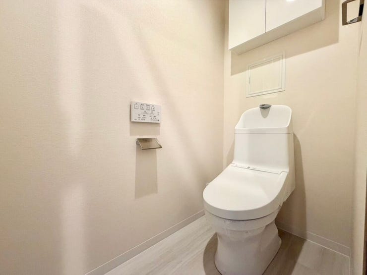 トイレは暖房便座付き!寒い冬の朝、便座に座った時の「ヒヤッ!」とする感覚がなく、安心してご使用いただけます♪