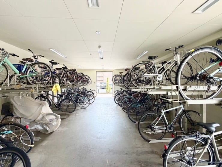駐輪場は屋根付きなので、大切な自転車を雨や日差しから守ります!サドルが濡れていたり、サビやすくなったりするのを防げるのは嬉しいですね♪