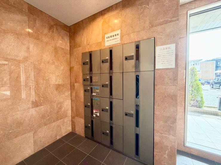 「再配達お願いします…」の手間ともサヨナラ!宅配ボックスが設置されているので、配達員さんを待つ時間や連絡する手間を減らせます。時間を有効活用できますね♪