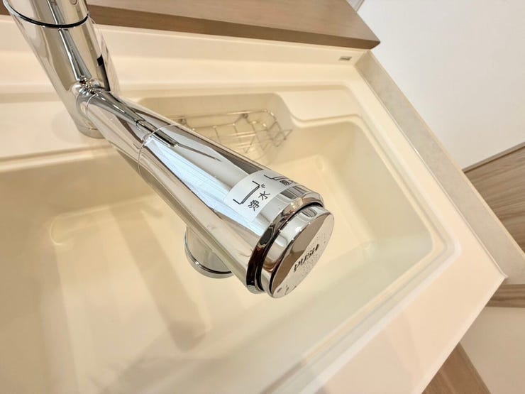 水道一体型のビルトイン浄水器なので、シンク周りもすっきり!ボタン一つで「水道水」と「浄水」を切り替えられて、とっても便利ですよ♪