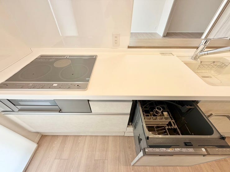 食器洗乾燥機付きで、ご家族分の食器もピカピカに!後片付けもラクラクこなせて、日々の生活に欠かせない便利設備♪環境にも手にも優しいのが嬉しいですね!