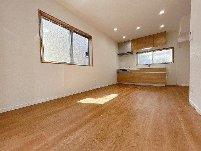 【リビング】自然光がたっぷり入り、飽きのこないシンプルなデザインです。お好みのインテリアや家具を合わせやすいレイアウトが魅力です。