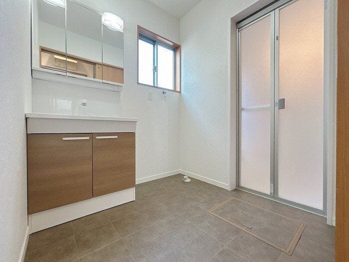 【洗面脱衣室】小窓が付いているため換気しやすく、いつでも快適に保てます。