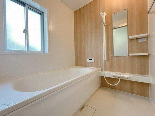 【浴室】ゆったり足を伸ばせる浴槽に、自然光が入り湿気対策にも便利な窓を完備。