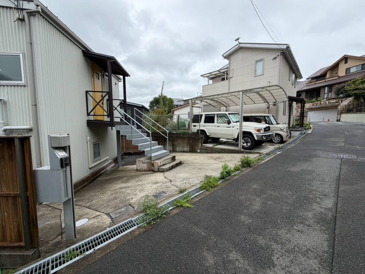 道路側から見た外観。建物前にはゆとりあるスペースが確保されています。